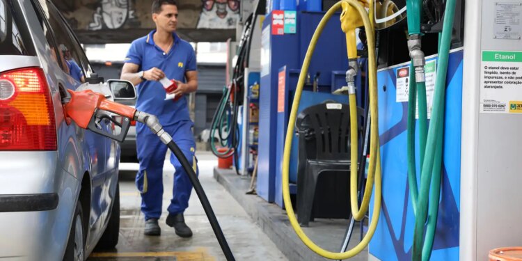 Governo propõe subvenção da gasolina em R$ 0,44 por litro