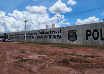 Policial penal é presa ao tentar entrar com drogas em presídio de MT