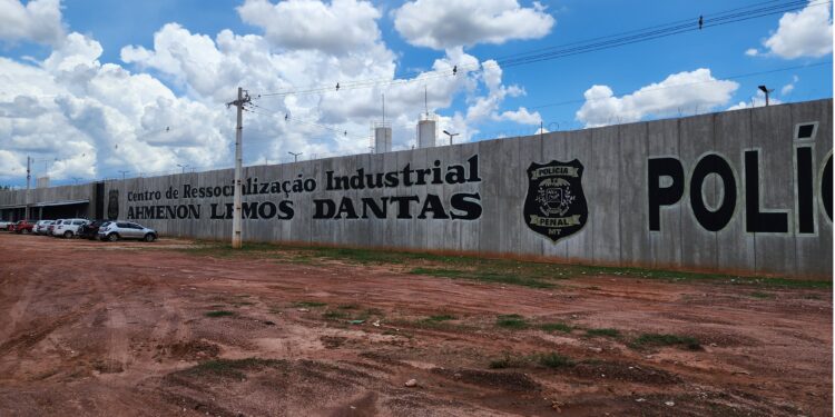 Policial penal é presa ao tentar entrar com drogas em presídio de MT