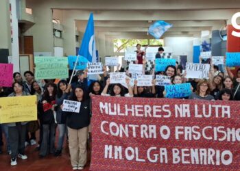 Alunos da UFMT fazem protesto pedindo a expulsão de estudantes responsáveis por lista de 'estupráveis'