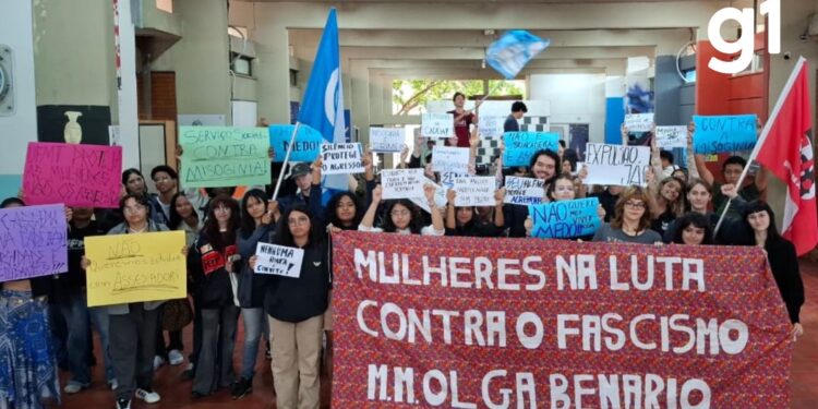 Alunos da UFMT fazem protesto pedindo a expulsão de estudantes responsáveis por lista de 'estupráveis'