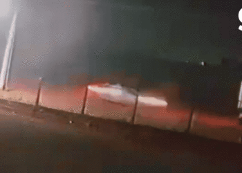 Câmeras registram momento em que carro de jovem bate em carreta e pega fogo em MT; veja vídeo
