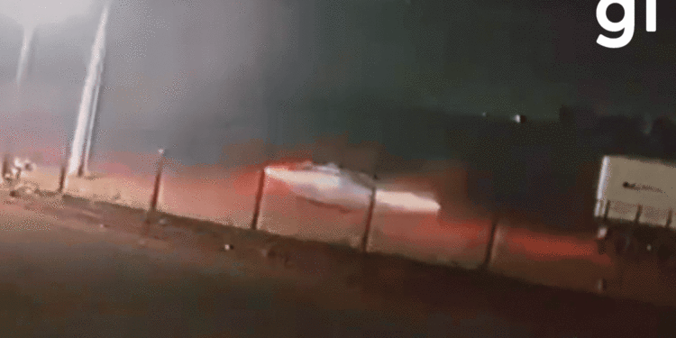 Câmeras registram momento em que carro de jovem bate em carreta e pega fogo em MT; veja vídeo