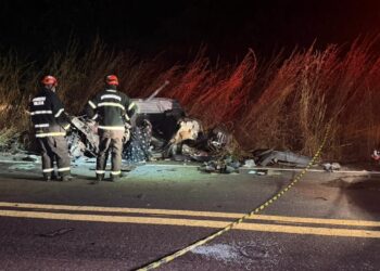 Casal morre e 3 crianças ficam feridas em batida entre carro e micro-ônibus em MT